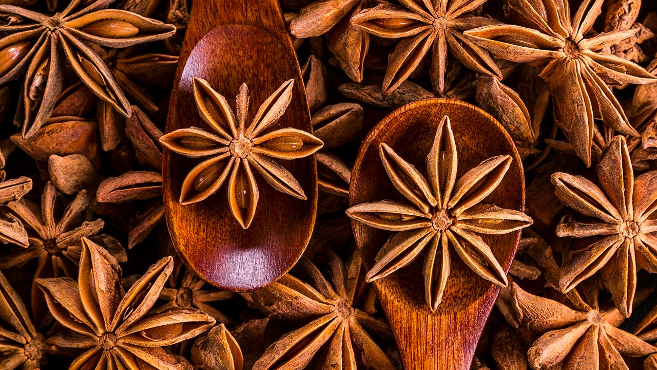 Cloves and wooden spoons