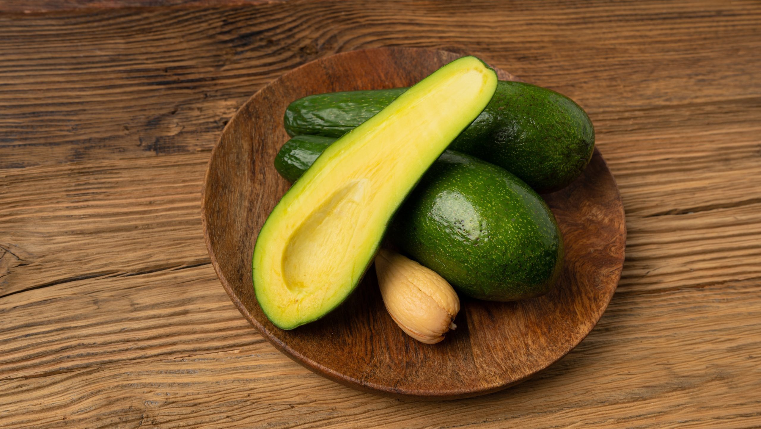 FOOD HEALTH VEGETABLE FRUIT Avocado,On,Wood,Table,,Whole,Avokado,,Green,Avocados,Slice,,Fresh