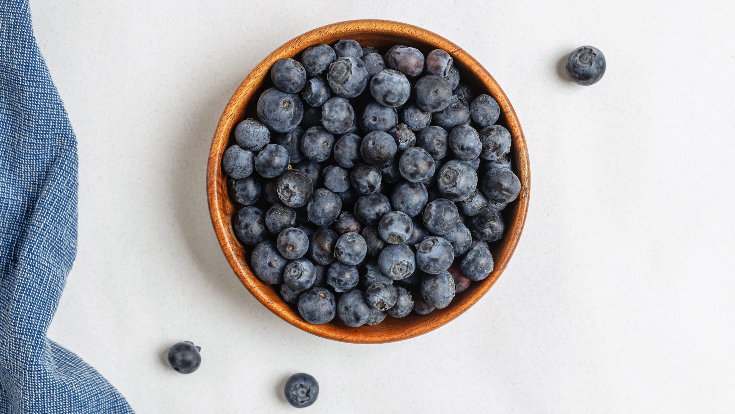 FOOD HEALTH VEGETABLE FRUIT A,Wooden,Bowl,Filled,With,Fresh,Blueberries,,View,From,Above.