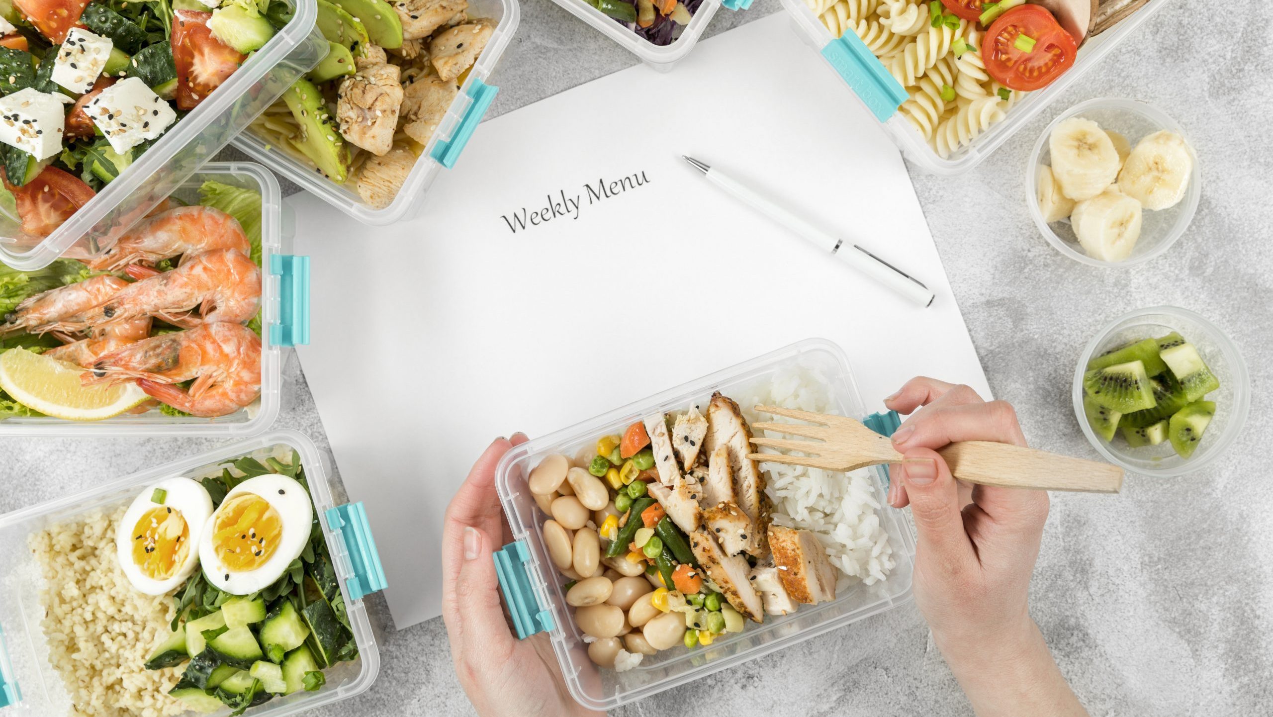 Meal prep weekly-menu-with-plastic-casseroles-meals-scaled