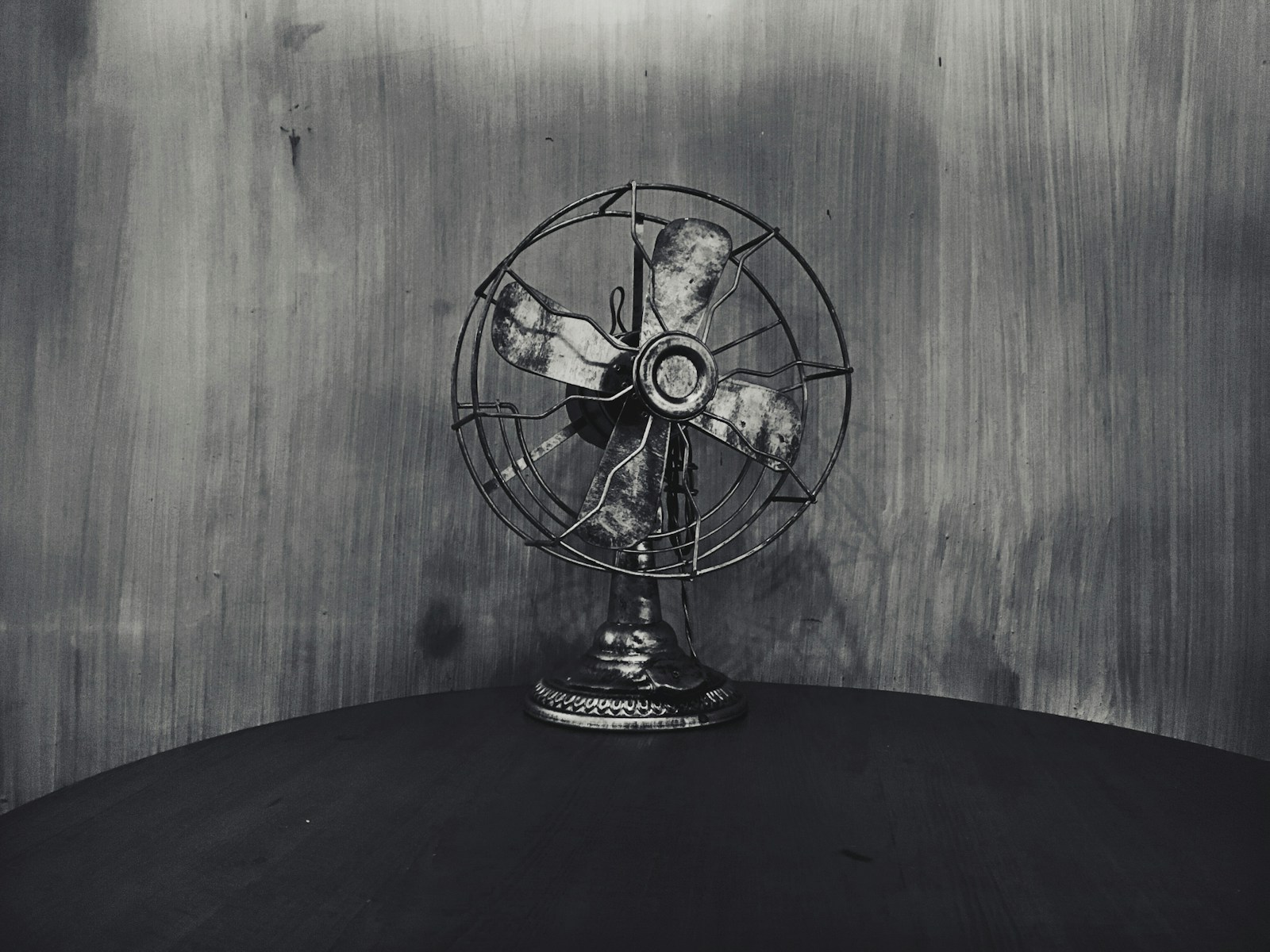 black desk fan on black round table