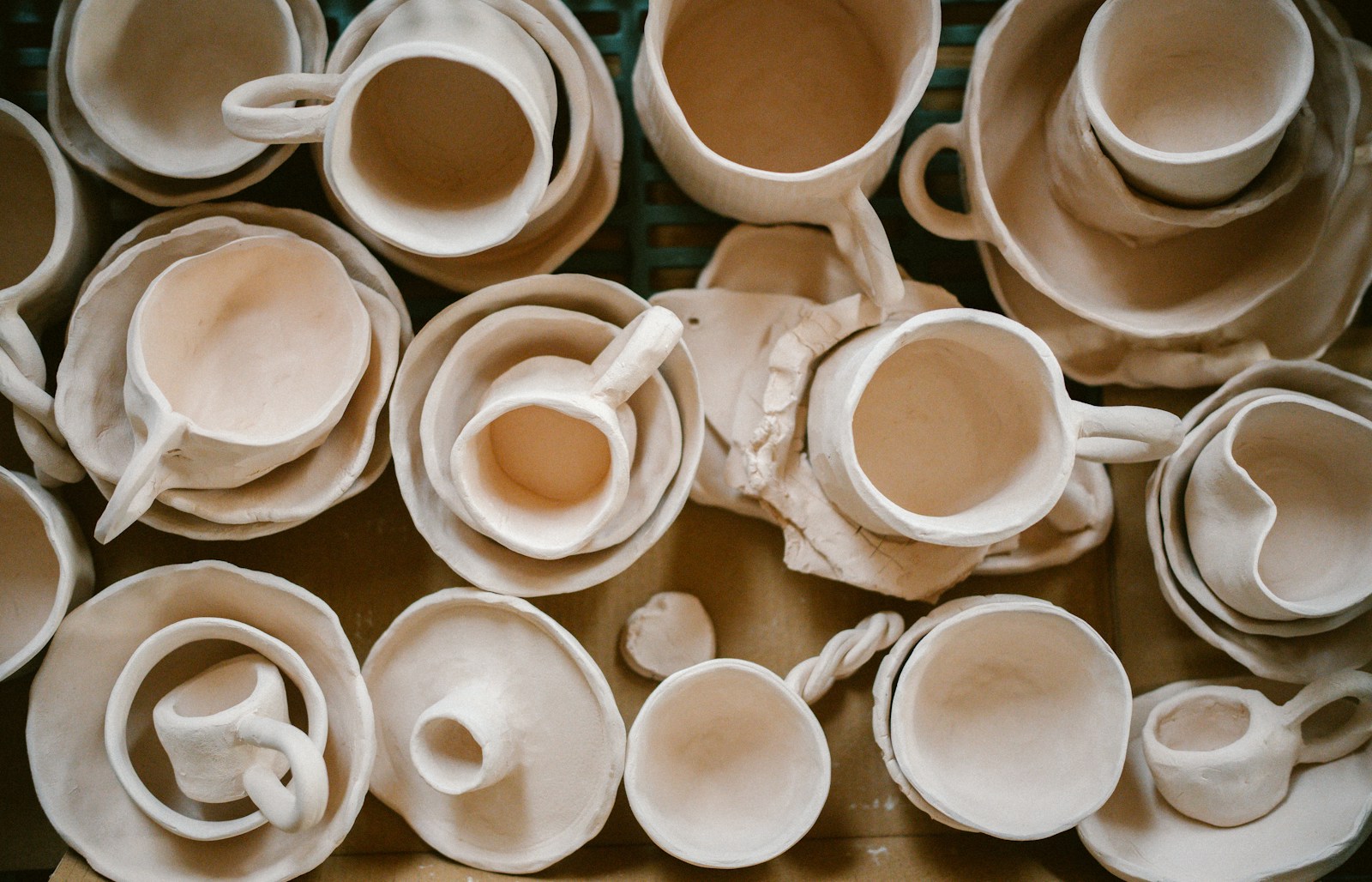 A bunch of cups that are sitting on a table