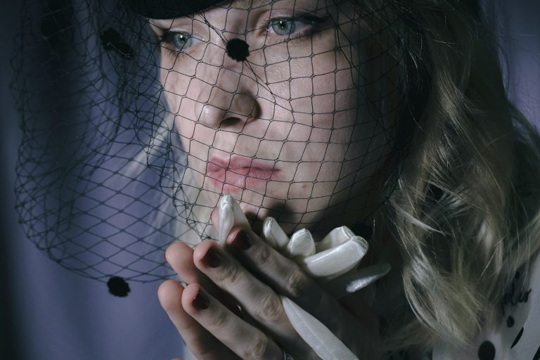 a woman with a veil on her head