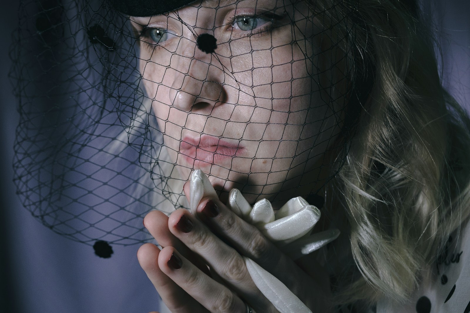 a woman with a veil on her head