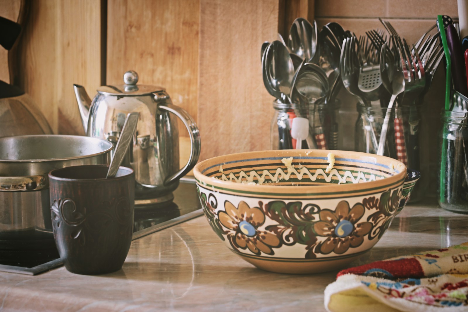 round brown and white ceramic bowl