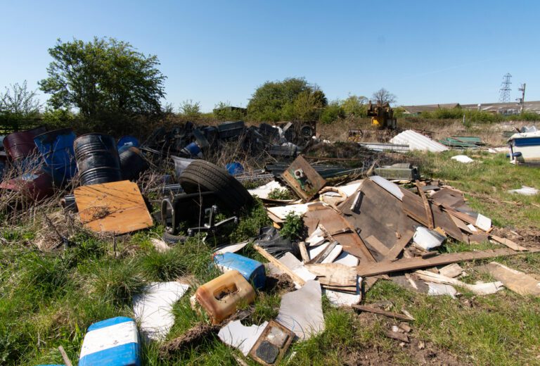 Homeowner Says Neighbor’s Yard Slowly Filled With Trash, Broken Furniture, and Rotting Items, Then Claimed He Was “Fixing and Reselling” While It Kept Getting Worse
