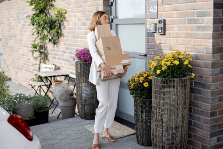 Delivery Driver Says She Asked a Customer to Turn On Their Porch Light for Safety, then They Threatened to Report Her for Being “Disrespectful”