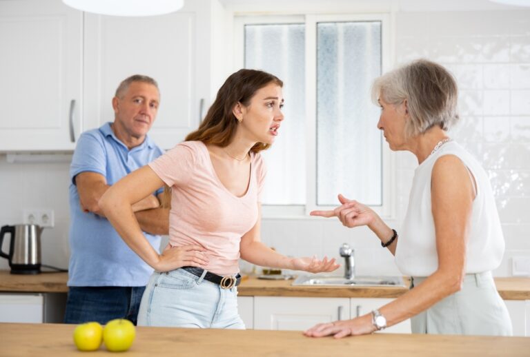 Woman Says Her Mom Invited a Fiancé She’s Never Met on a Family Trip, then Cancelled Everything and Blamed Her When She Asked to Meet Him First