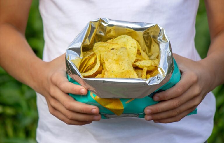 Man Says His Girlfriend Leaves Chip Bags Open Until They Go Stale, then Calls Him the Problem When He Refuses to Replace Them