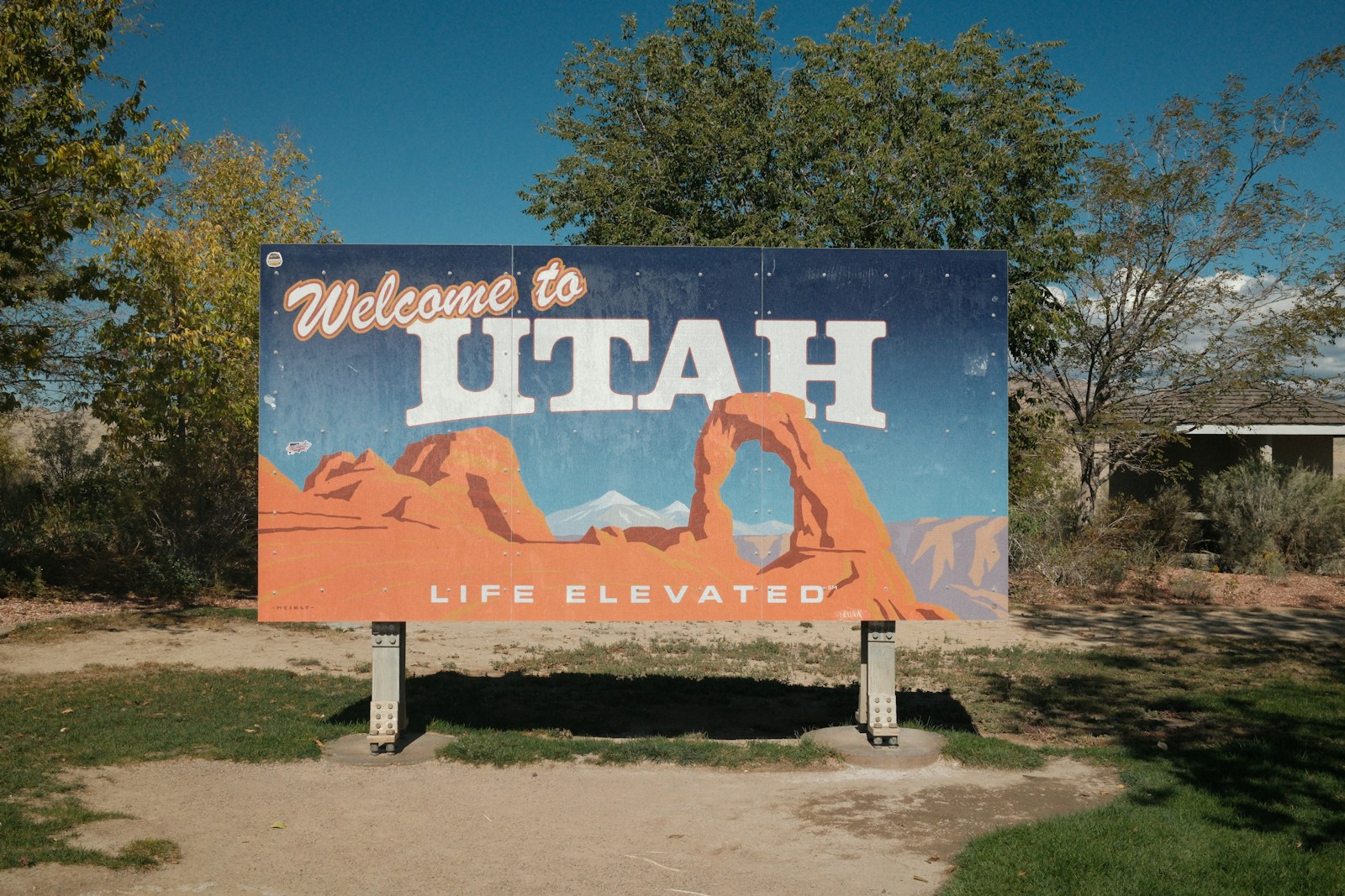 Welcome to utah sign with delicate arch