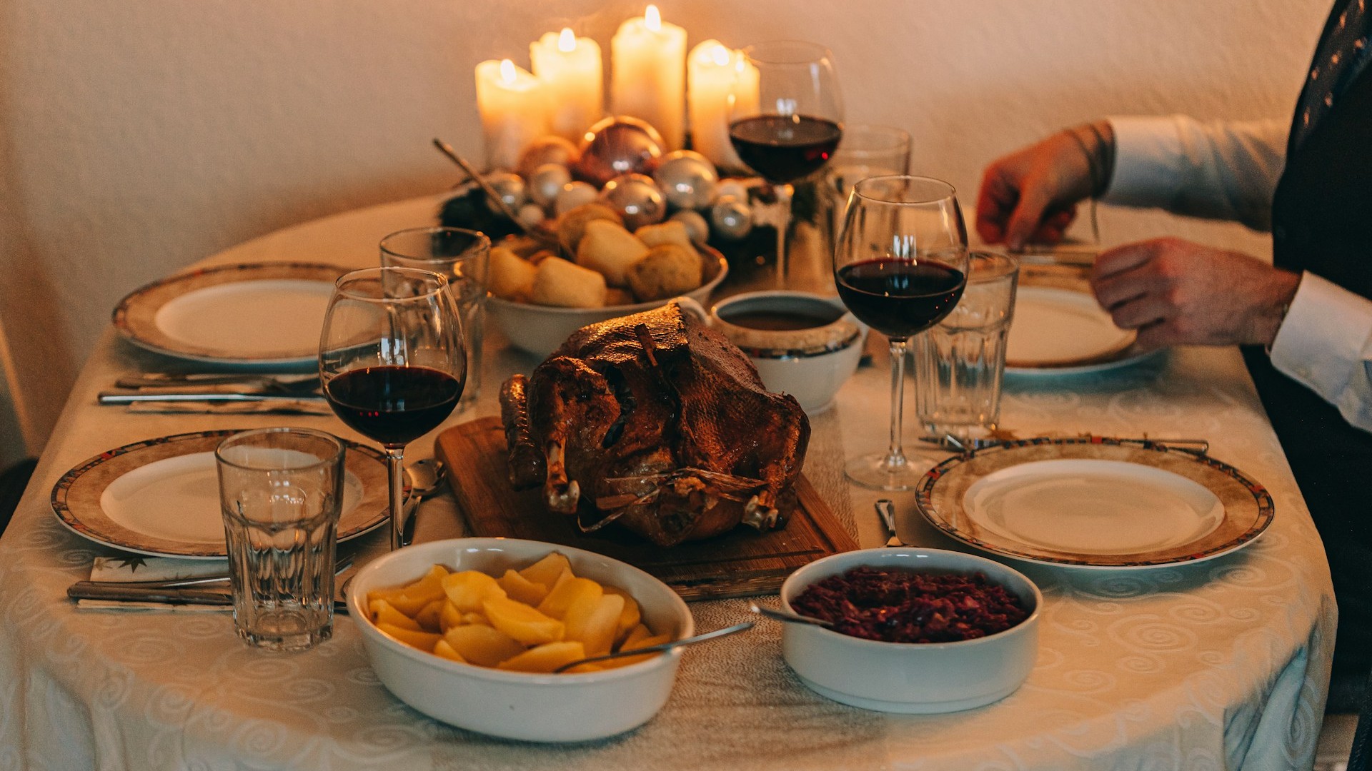 Unsplash photo by Noah Samuel Franz showing a Thanksgiving dinner table with a turkey, other food and drinks